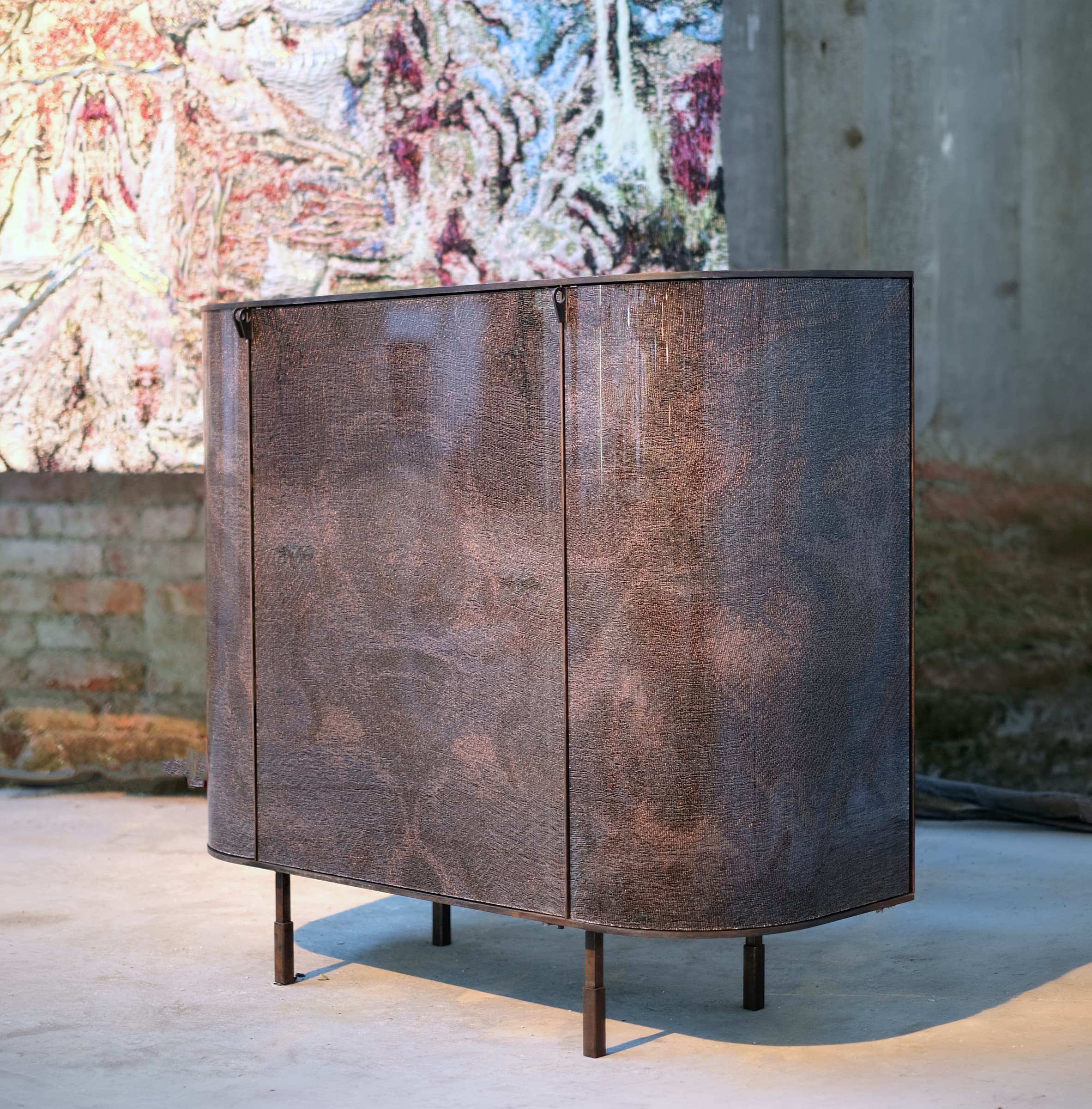 Suggi — angle view